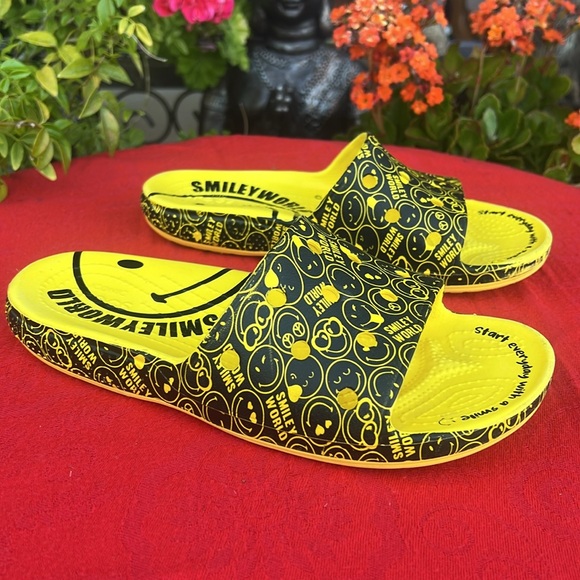 RARE 🥰😉 CROCS Smiley World “Smiley Face” Yellow & Black Slides / Sandals 😉🥰 - Picture 8 of 17